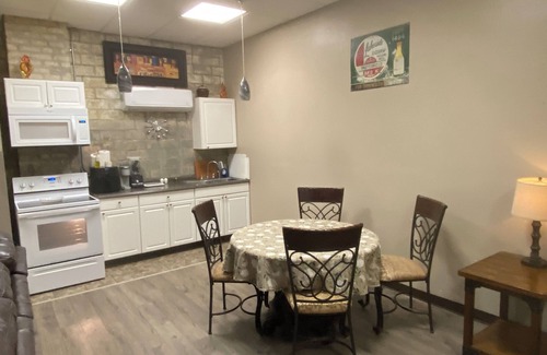 McComb Apartment | Corp/Executive SHORT TERMnBeautiful 1940;s Art Deco NEHI bottling GATED PARKING