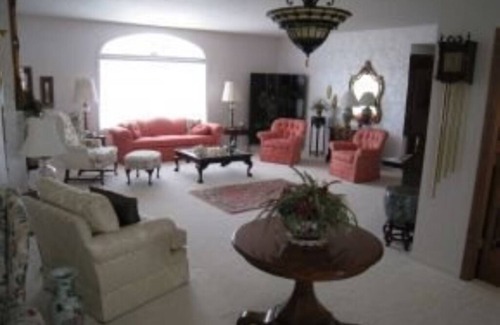 Black Wolf House | Corporate Executive Rental for EAA Airventure Close to EAA w/flying over house!