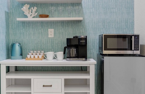 Bradenton House | Costal Escape: Heated Pool~Tiki Bar~Hot Tub~Fire Pit~Acarde~Pool Table