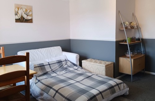 Swindon Apartment | Cosy 1-Bed Apartment in Swindon, private parking