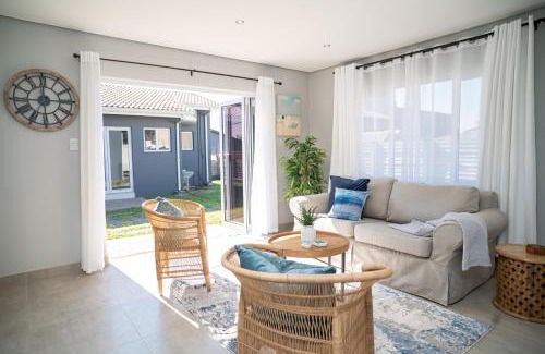 Durban North Apartment | Cosy 2 bedroom Cottage Durban north, salt pool,dstv