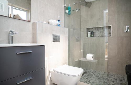 Durban North Apartment | Cosy 2 bedroom Cottage Durban north, salt pool,dstv