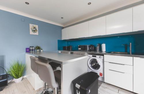Newham Apartment | Cosy 2BR, Free Parking, 8min to City Airport