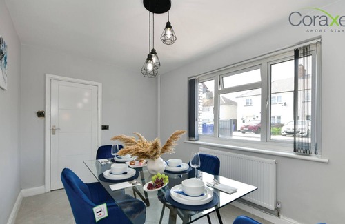 Tilbury House | Cosy 3 BDR Home with Free Parking and Wifi