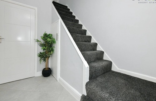 Tilbury House | Cosy 3 BDR Home with Free Parking and Wifi