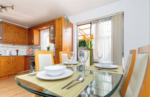 Llanelli House | Cosy 3 bedroom house near Machynys Golf Club and Parc Y Scarlets Stadium