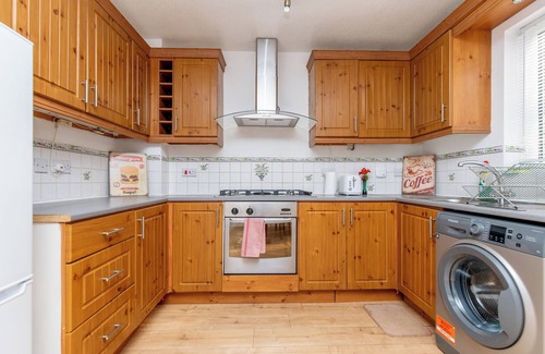 Llanelli House | Cosy 3 bedroom house near Machynys Golf Club and Parc Y Scarlets Stadium