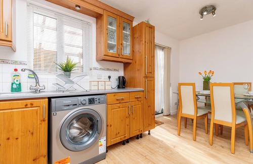 Llanelli House | Cosy 3 bedroom house near Machynys Golf Club and Parc Y Scarlets Stadium