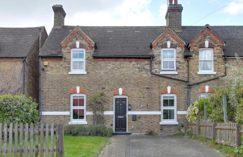 Colchester Apartment | Cosy 3 bedroom house with Free parking and WiFi