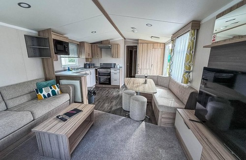 Clacton-on-Sea House | Cosy 8 berth caravan with decking and lake-views at Weeley Bridge ref 69001LV