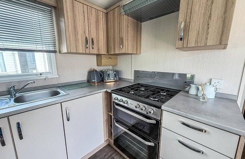 Clacton-on-Sea House | Cosy 8 berth caravan with decking and lake-views at Weeley Bridge ref 69001LV