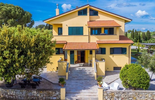 Rosignano Marittimo Apartment | Cosy apartment for 4 guests with WIFI, TV, terrace, pets allowed and panoramic view