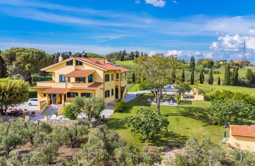 Rosignano Marittimo Apartment | Cosy apartment for 4 guests with WIFI, TV, terrace, pets allowed and panoramic view