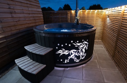 Collingham Cabin | Cosy Cabin with Wood Fired Hot Tub