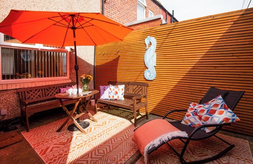 Woodhorn House | Cosy coastal retreat—steps from beach, cafés, pubs & parks. Pirate room for kids