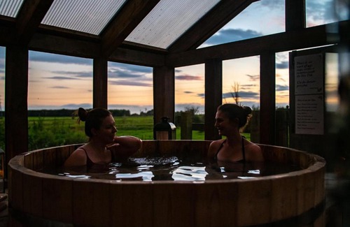 Scunthorpe House | Cosy Cottage with Spa, Catering, Nature Reserve Walks, Large Garden, Free Parking - Self Checkin