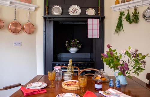 Scunthorpe House | Cosy Cottage with Spa, Catering, Nature Reserve Walks, Large Garden, Free Parking - Self Checkin