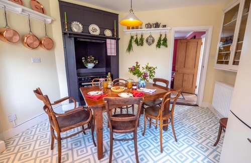 Scunthorpe House | Cosy Cottage with Spa, Catering, Nature Reserve Walks, Large Garden, Free Parking - Self Checkin