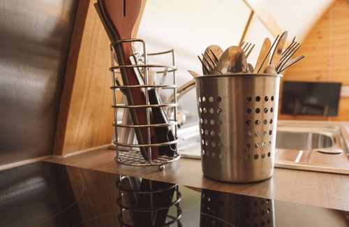 Builth Wells Cabin | Cosy En-suite Glamping Cabin with Hot Tub