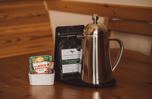 Builth Wells Cabin | Cosy En-suite Glamping Cabin with Hot Tub