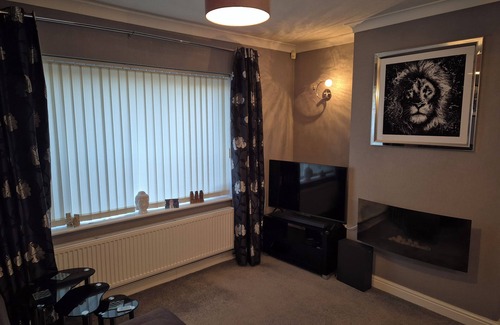 Newark House | Cosy house in Newark on Trent with hot tub, modern facilities &super fast wifi