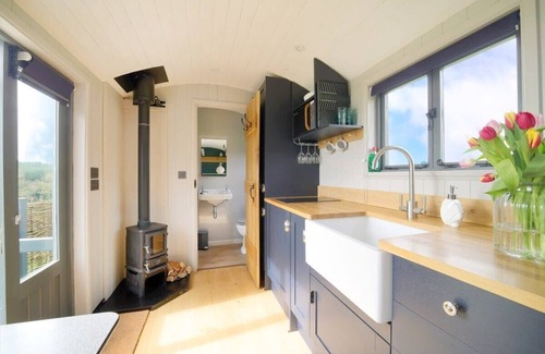Sidmouth Cabin | Cosy Hut w/Sea Views & Outdoor Shower