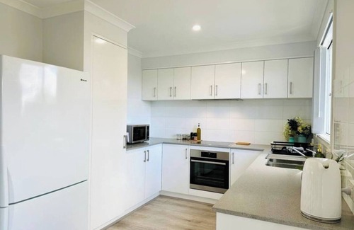 Preston Beach House | Cosy Lakeside Beach Retreat, lake views, pet friendly, sleeps 8, fishing, 4WD