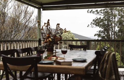 Warburton House | Cosy Retreat with Mountain Views