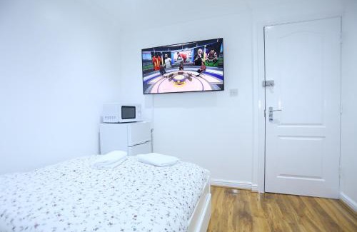 Thamesmead East Apartment | Cosy Room with en-suite bathroom and shared kitchen