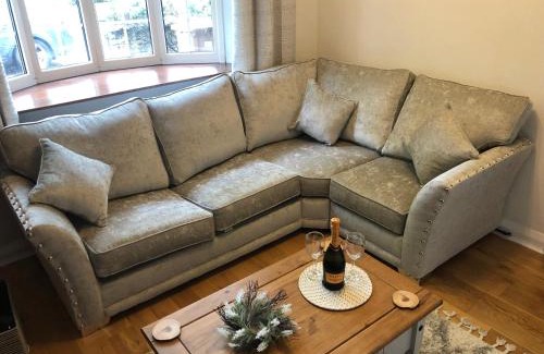 Bebington House | Cosy Rustic 3 bed cottage, great train links