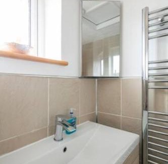 Bromley Cross House | Cosy Single Room l Smart TV l 5 Minute Walk from Train Station