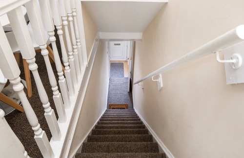 Cwmbrwla House | Cosy Stay Swansea - TV in Every Bedroom!