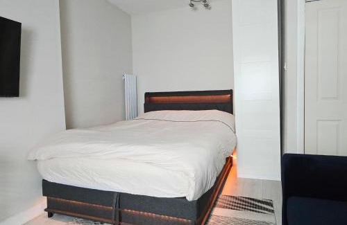 Churchill Apartment | Cosy studio Victoria