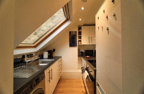 Highbury Apartment | Cosy Top Floor Apartment w/Large Garden Terrace and Parking near the Emirates