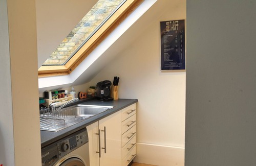 Highbury Apartment | Cosy Top Floor Apartment w/Large Garden Terrace and Parking near the Emirates