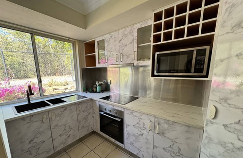 Coombabah Villa | Cosy Villa in the Golf Course