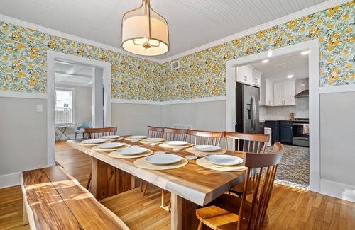 New Warrington House | Cottage for 10! Large yard + Firepit. Pets OK. 15 min. to Beach. New Interior!