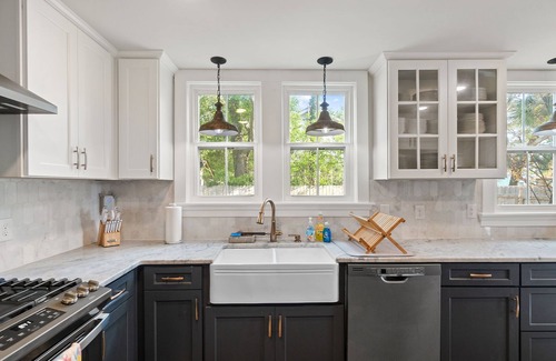 New Warrington House | Cottage for 10! Large yard + Firepit. Pets OK. 15 min. to Beach. New Interior!