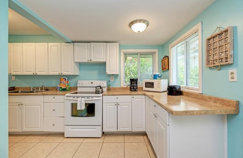 Bradenton Beach House | Cottage Haven-one Minute Walk To The Beach-private Yards-keyless Locks