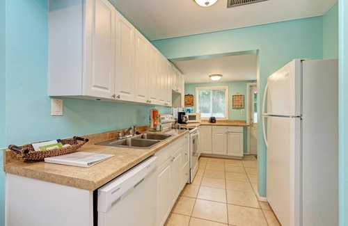 Bradenton Beach House | Cottage Haven-one Minute Walk To The Beach-private Yards-keyless Locks