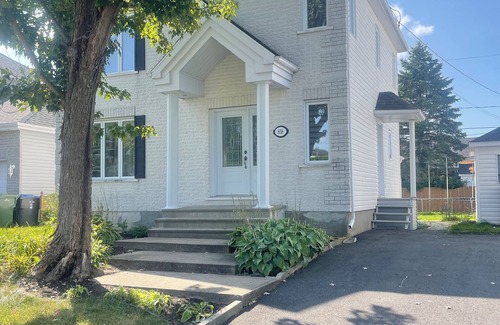 Levis Cottage | Cottage in a nice and quiet neighborhood with swimming pool and 4parkings.