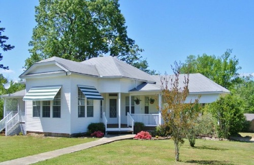 Mount Ida House | Cottage in Mount Ida, Arkansas. Three blocks from town square.