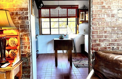 Sarah Cottage | Cottage in MS's Hill Country. Cozy, Quiet & Close to good Music, Food & History.