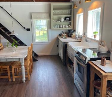 Corinna Apartment | Cottage That Overlooks The Field