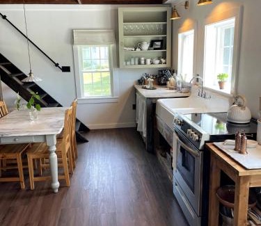 Corinna Apartment | Cottage That Overlooks The Field