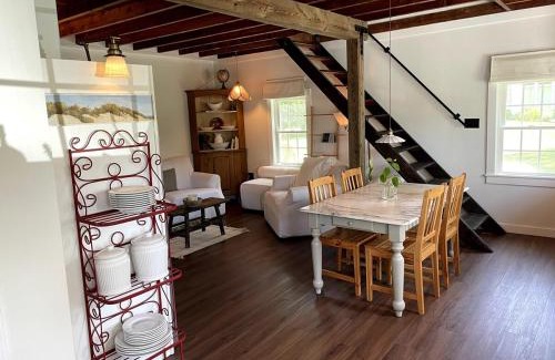 Corinna Apartment | Cottage That Overlooks The Field