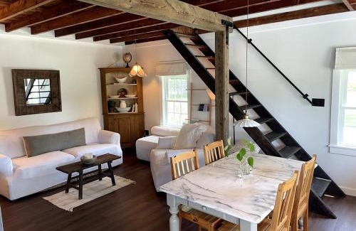 Corinna Apartment | Cottage That Overlooks The Field