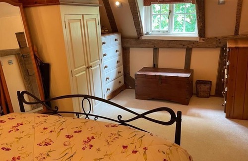 Marks Tey Cottage | Cottage with Swimming Pool and large outdoor Space. 50 mins from Central London