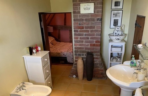 Marks Tey Cottage | Cottage with Swimming Pool and large outdoor Space. 50 mins from Central London