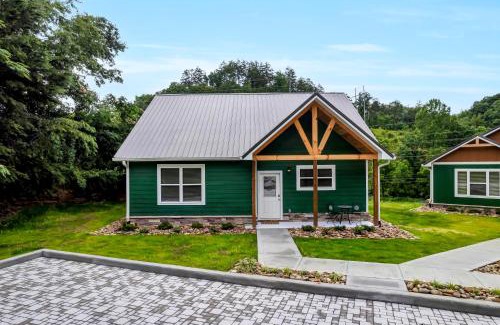 Pigeon Forge House | Cottontail Cottage 2BR Cabin Flat Entry Hot Tub across from Dollywood w fireworks views